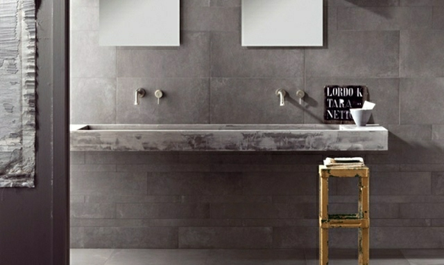salle de bain en béton carrelage chaise tabouret bois robinet tableau