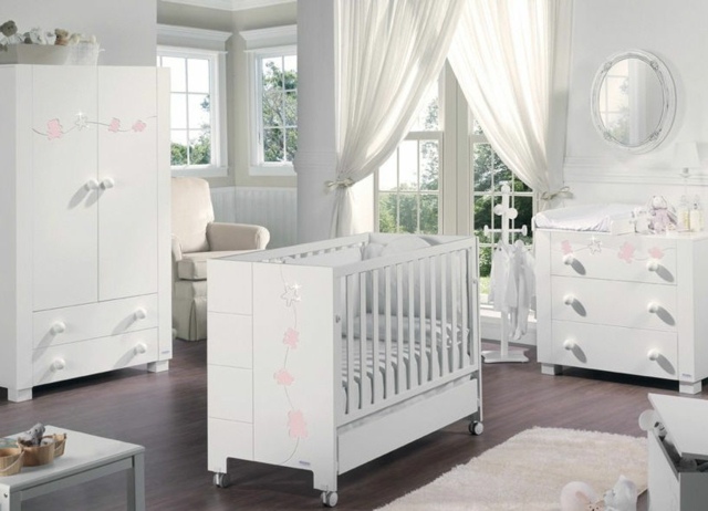 décoration chambre bébé blanc miroir