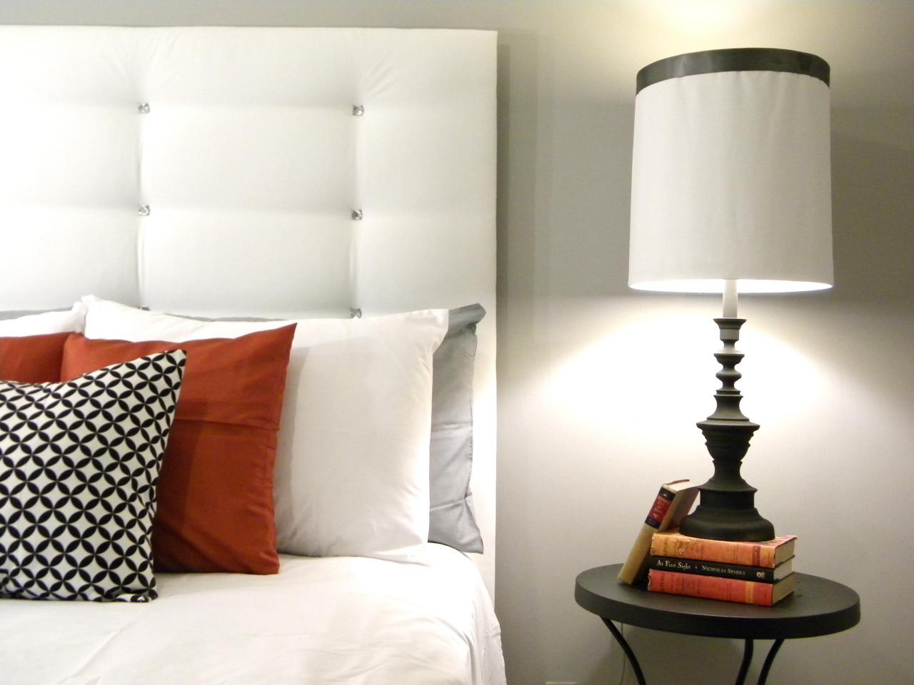 design d'intérieur chambre tête de lit originale blanche coussins design lampe blanche intérieur chic coussin rouge petite table idée déco chambre