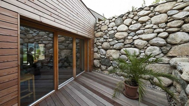contraste murs pierre bois verre