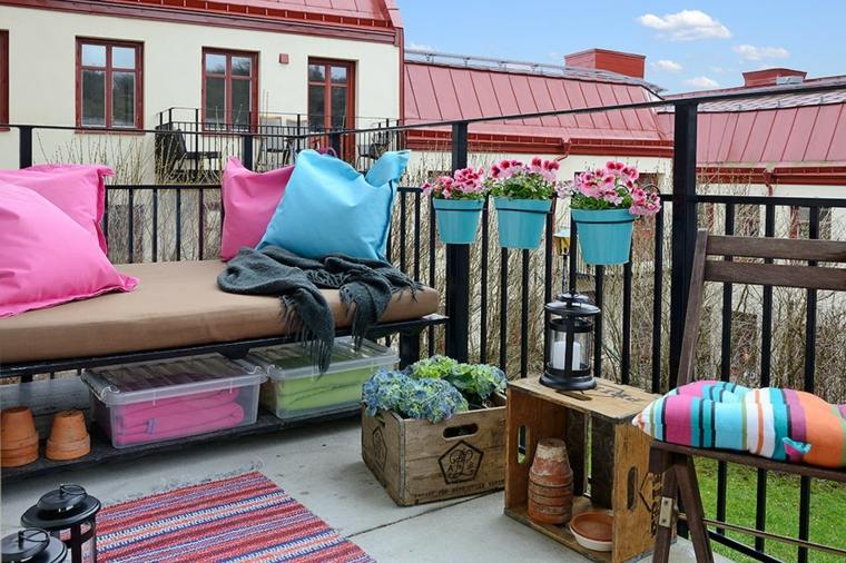 décorer son balcon canapé bois coussins idée tapis sol