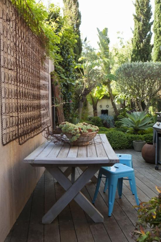 idée déco jardin vintage lit printemps recyclé transformé chaise bleu table bois raisin