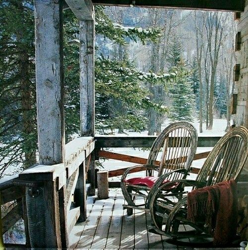 décoration maison déco terrasse chaise bercante bois lecture thé fôret hiver design