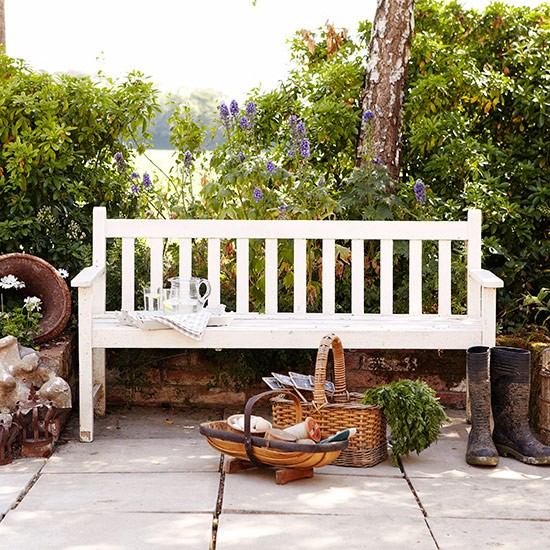 design déco sympa belle jardindeco banc blanc bottes vert plantes original
