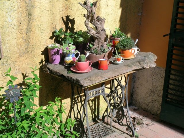 décoration jardin base machine coudre singer table