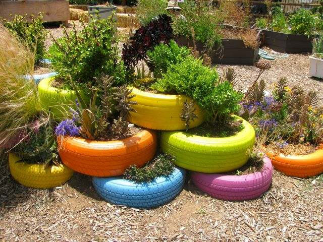 décorer jardin pneus peints