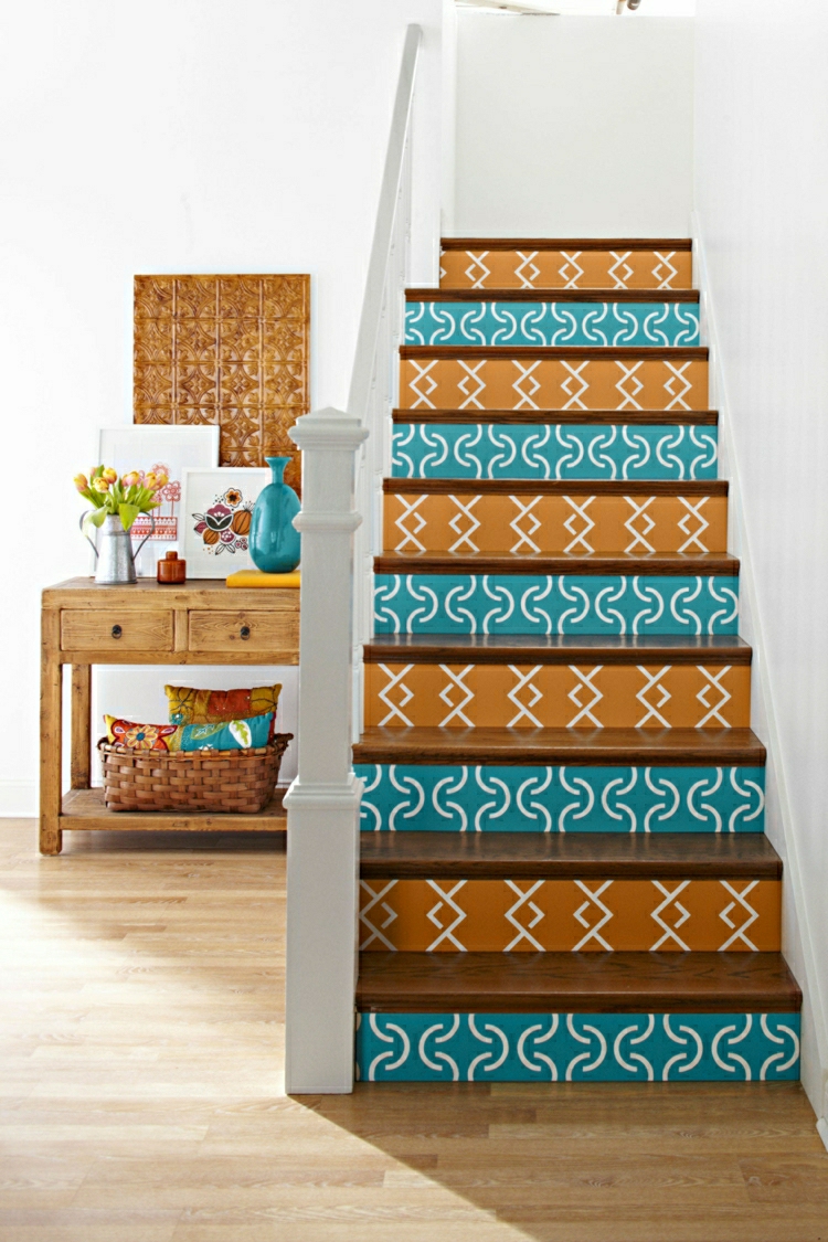 escalier design original orange bleu bois petit espace petit escalier en bois avec des motifs colorés 