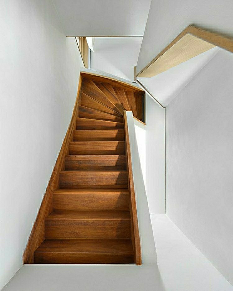 escalier intérieur moderne en bois design architecture funky appart stylé maison