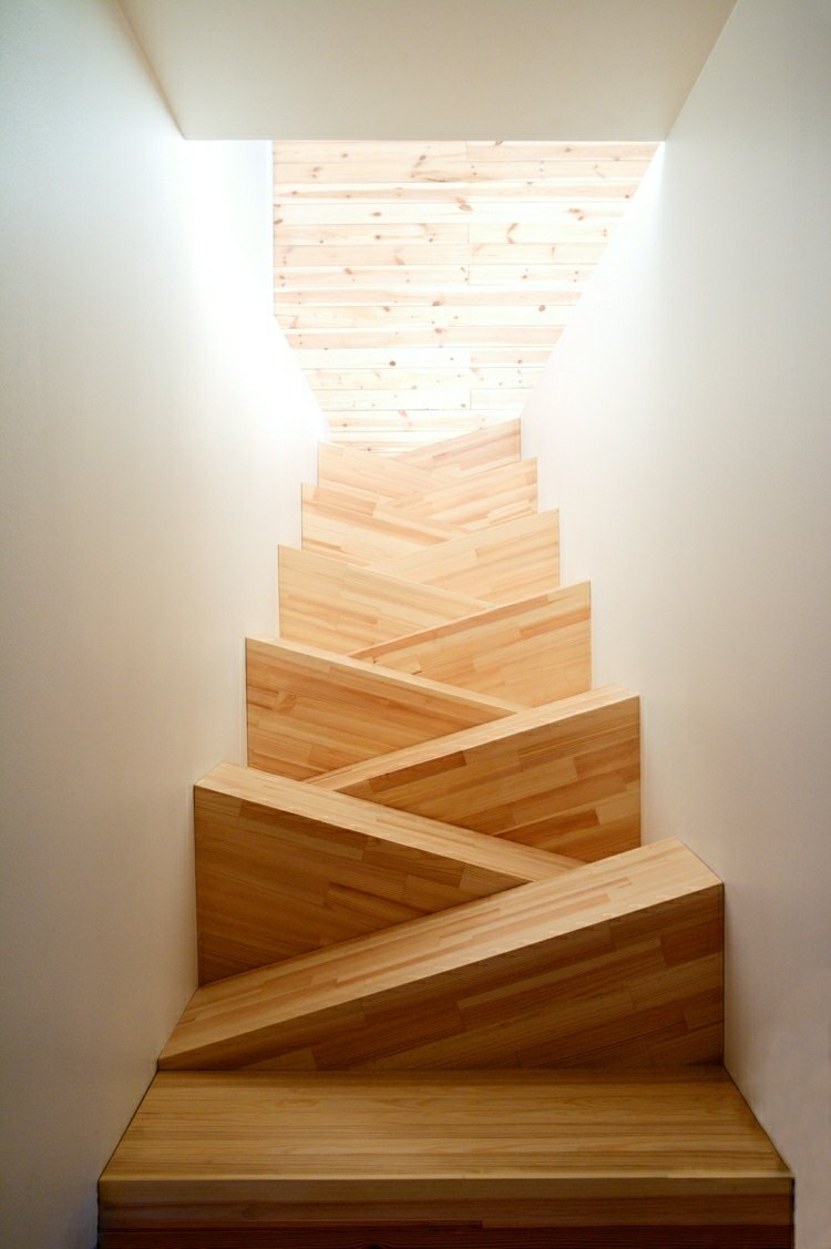 escalier d'intérieur design en bois original sympa petit espace claire