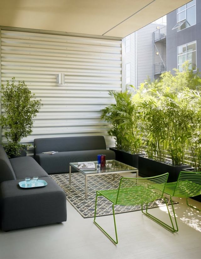 terrasse aménagement chic design canapé noir chaise de jardin design déco végétation