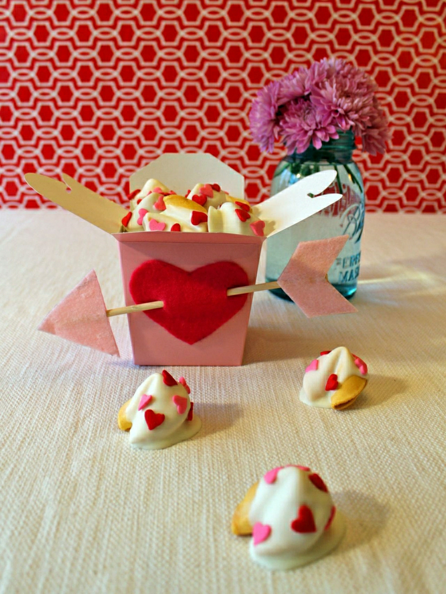 gateaux saint valentin décorés avec des petits coeurs bouquet de fleurs idée cadeau homme saint valentin 