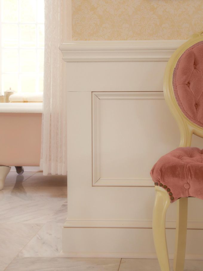 original intérieur contemporain original style victorien salles de bains velours rose chaise