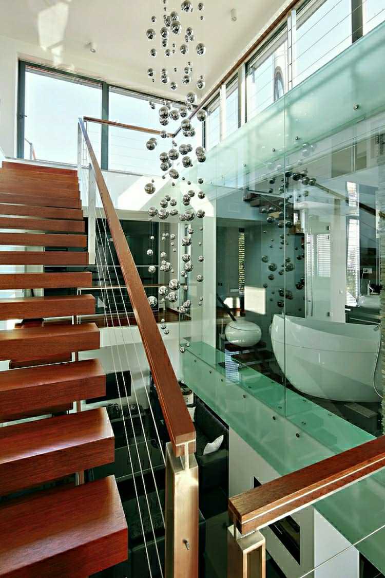 maison en verre escalier bois confortable déco originale petite boules en métal guirlande