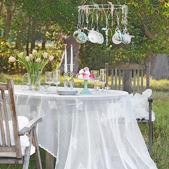 table déco stylé jardin bois cire blanc bougie déco originale fleurs chaise coussin