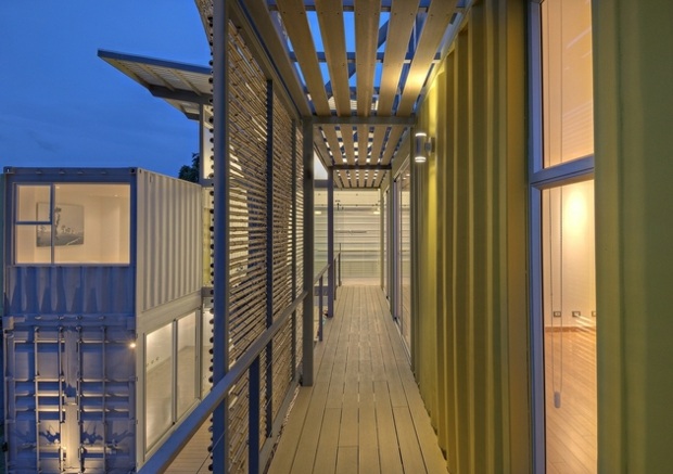 maison préfabriquée design écologique balcon bois