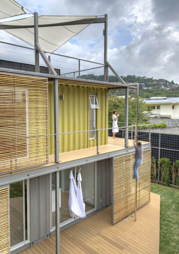 maison écologique avec balcons et terrasse bois