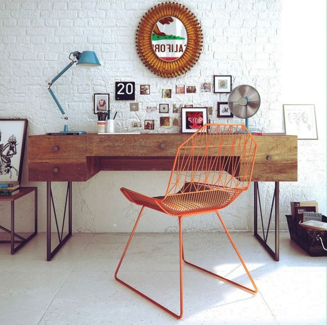 chaise en métal orange bureau mobilier retro bureau bois lampe bleue