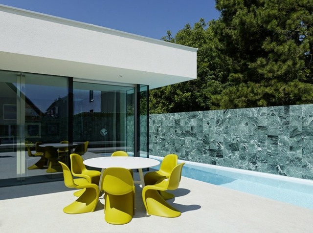 mobilier jardin design chaise jaune table blanche idée aménagement terrasse jardin