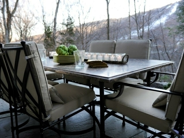 table de jardin design chaise coussin déco minimaliste bougie