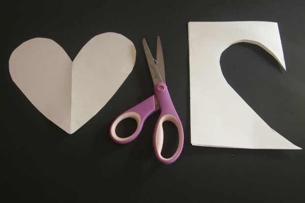 modèle en papier plié pour découper un coeur