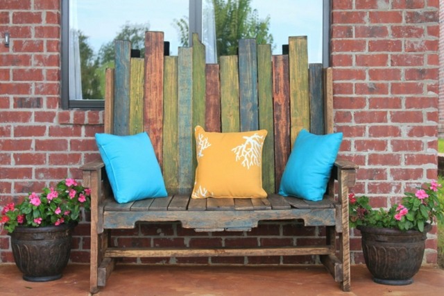 banc coloré coussins bleu canapé de jardin banc de jardin en palettes pas cher écolo recyclage pratique