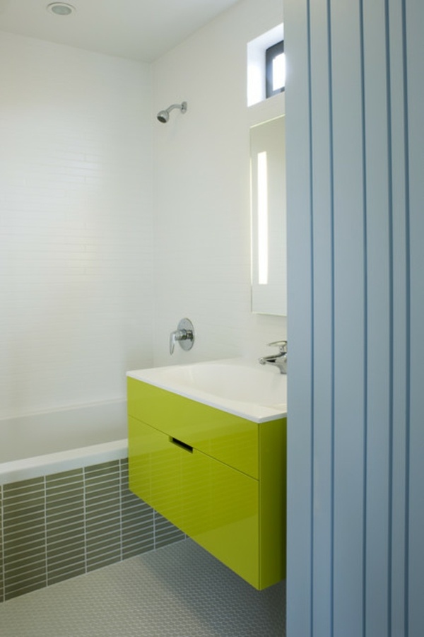 salle bain minimaliste couleurs vives