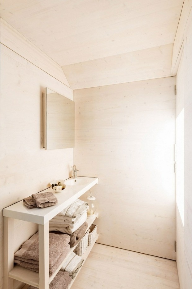 salle de bain minimaliste surfaces revêties bois