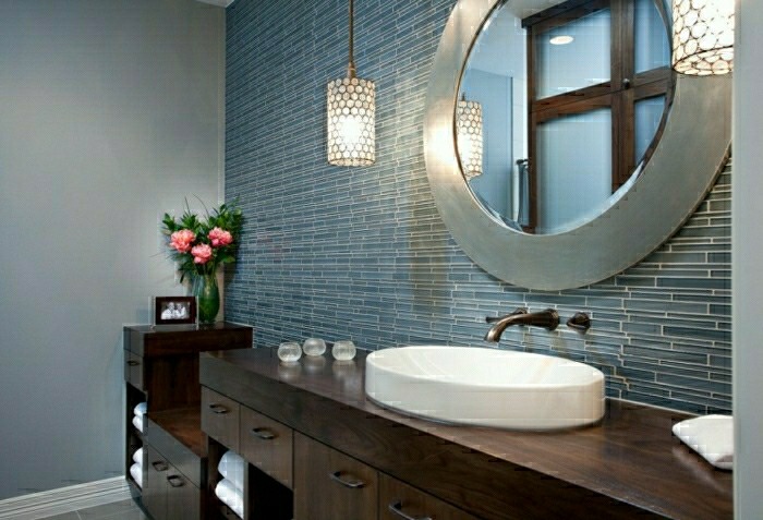 intérieur salle de bain moderne lavabo déco fleurs mirroir serviette