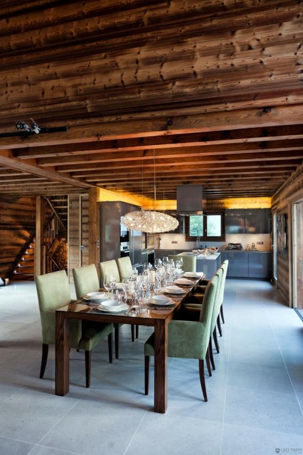 salle à manger rustique avec poutres bois au plafond
