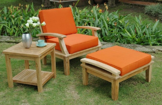 petite table en bois salon de jardin classique coussins orange petite table 