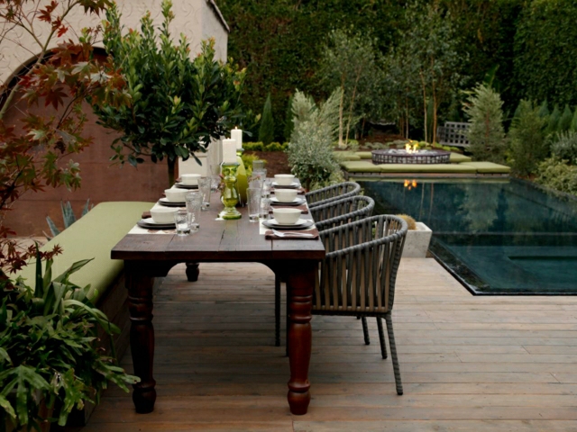grande table manger salon de jardin design dîner soir bougie piscine romantique