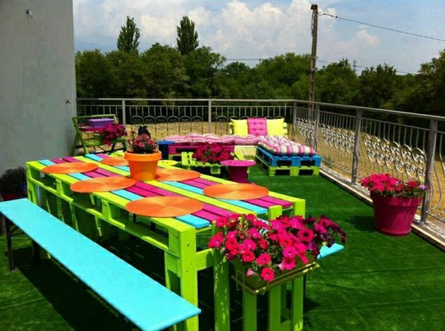 salon de jardin coloré palettes très coloré joli joyeux bleu rose vert bois 