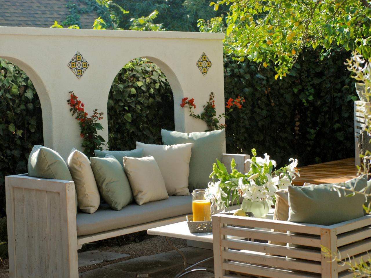idée mobilier jardin terrasse masion déco design extérieur fleures blanches déco