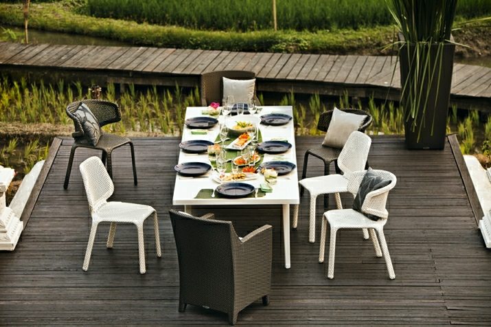 mobilier en résine tressée salon de jardin design classe moderne chaise blache chaise résine tressée dîner