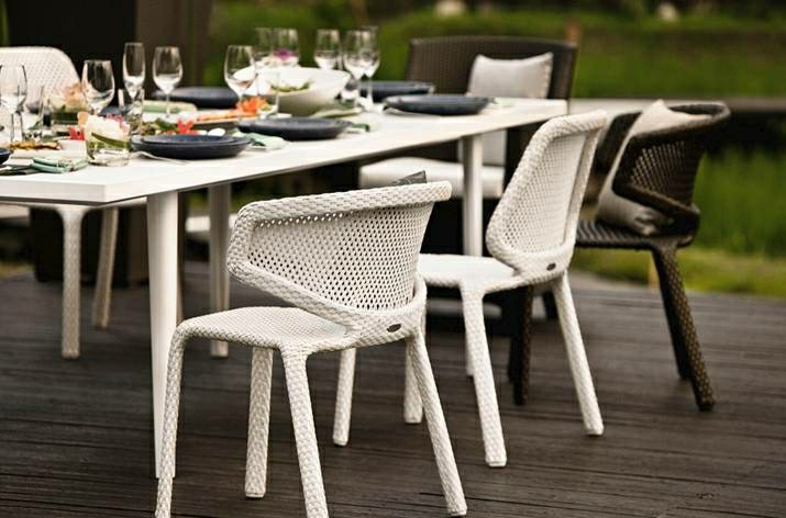 salon de jardin résine tressée minimaliste chaise blanche noire dîner extérieur seashell