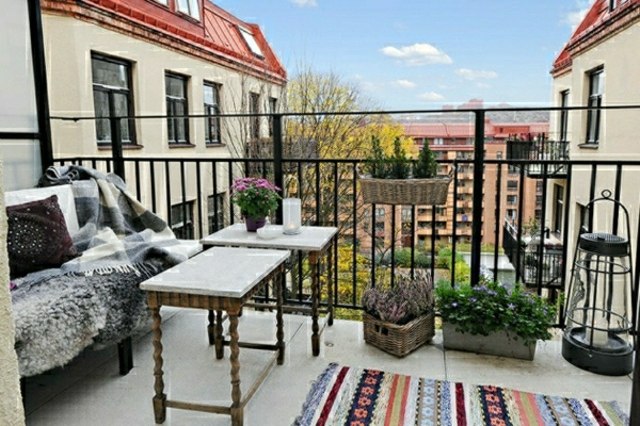 déco pas cher terrasse idée déco chaise table design tapis coloré espace moderne