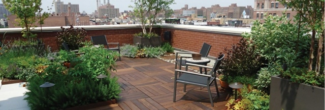 terrasse amenagée plancher teck vue urbaine
