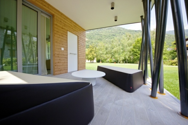 canapé noir et blanc terrasse mobilier idée design table basse blanche maison