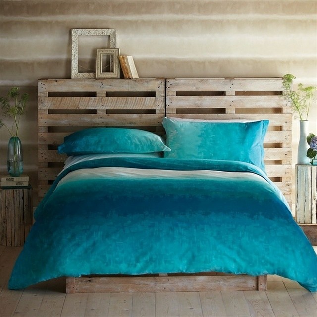 tête de lit palette cerusée housse lit turquoise 