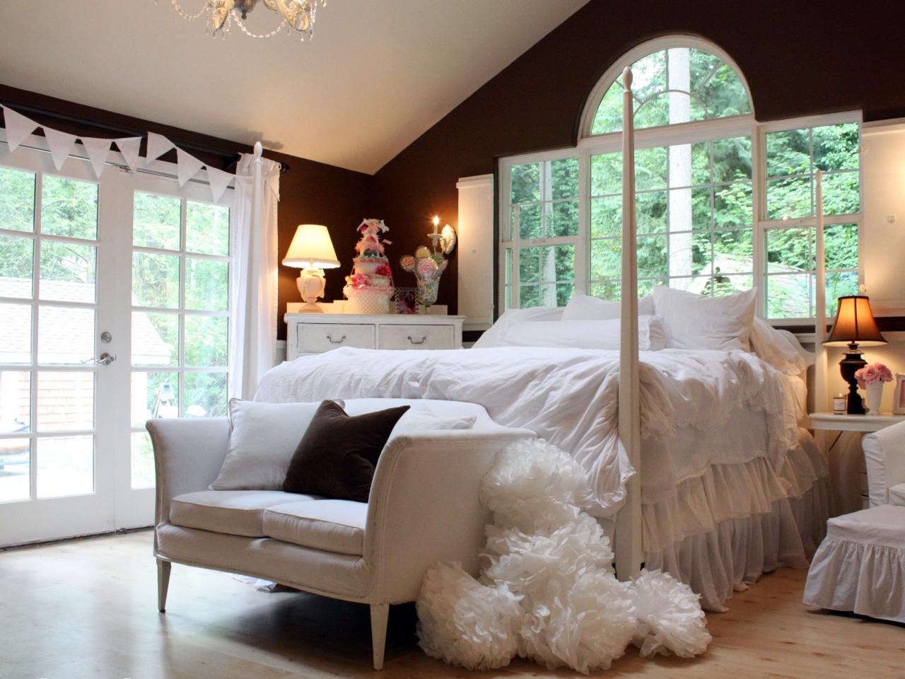 chambre déco tête de lit royale belle vue intérieur blanc chambre idée déco stylé moderne fenêtre