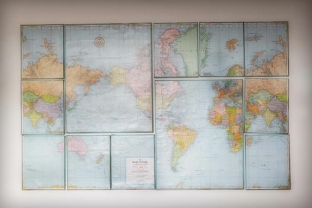 un puzzle de toiles parées de cartes du monde