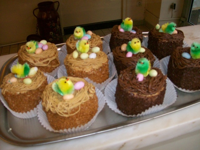 gâteau de pâques vue nids chocolat decoration