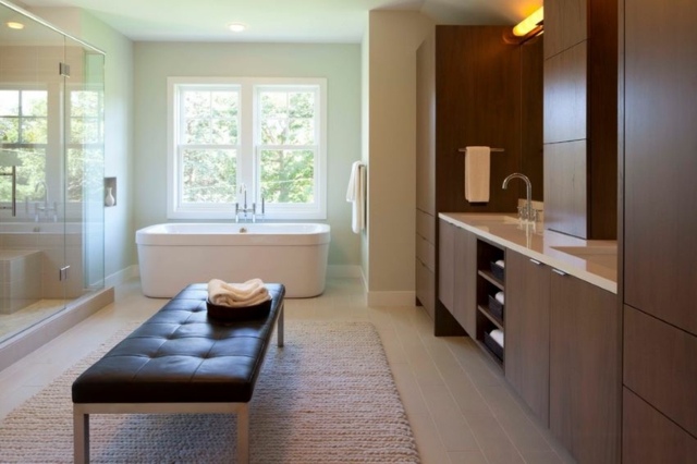 vue salle bain confortable baignoire blanche meubles bois