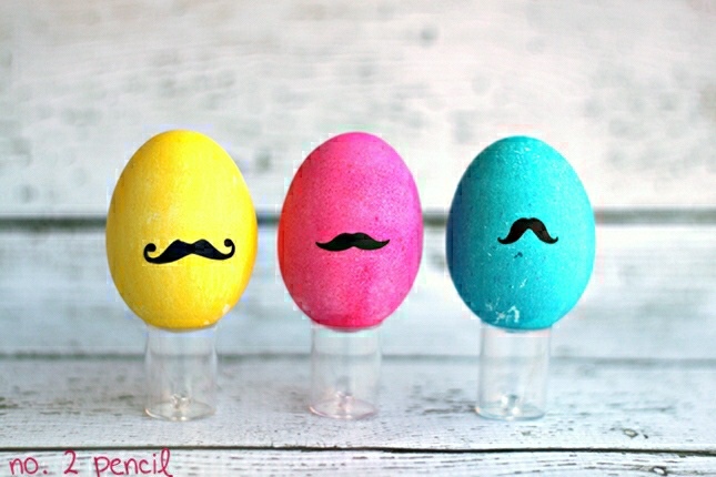 œufs de pâques moustache idée très créative jaune rose bleu 