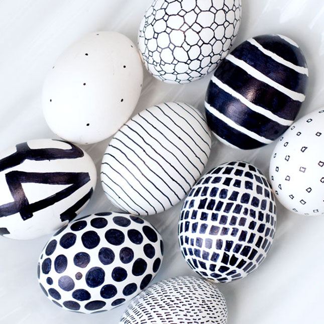 coloriage œufs de pâques original noir et blanc minimaliste design points idée originale