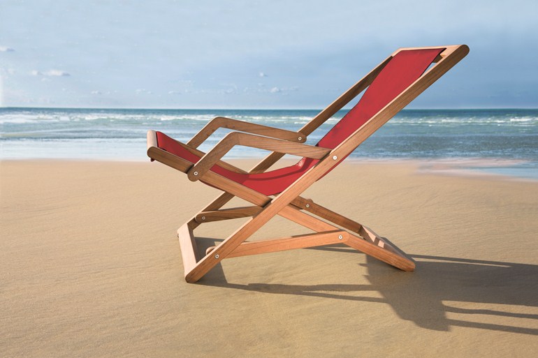 chaise-transat en bois et en tissu inclinable en bois avec accoudoirs designer Christophe Delcourt