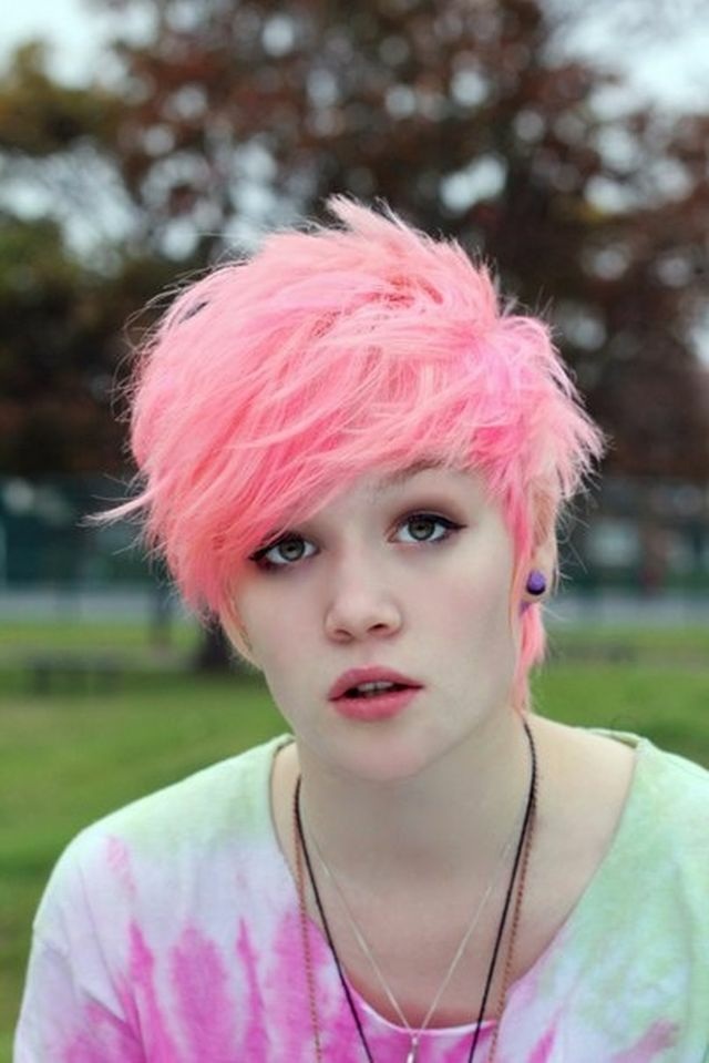 femme idée coloriage des cheveux rose courts