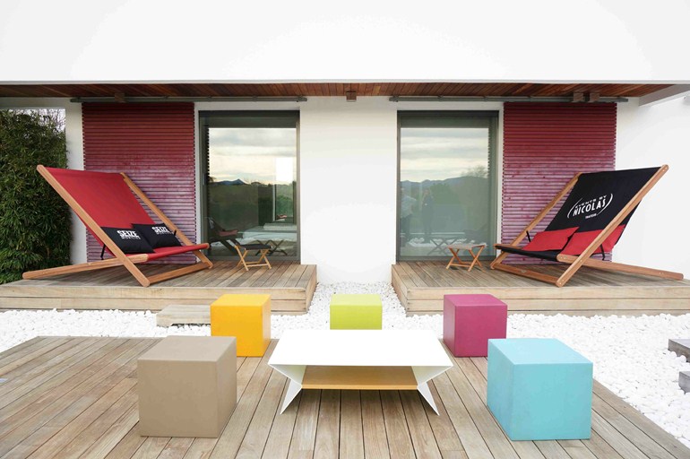 mobilier extérieur confortable chilienne rouge coussin design alixe idée aménagement terrasse