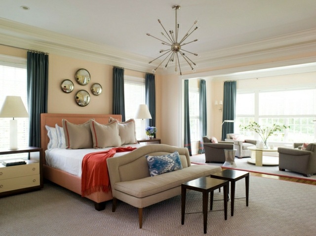 rideaux bleus intérieur chambre grand lit canapé tabouret coussins lampe idée déco chambre