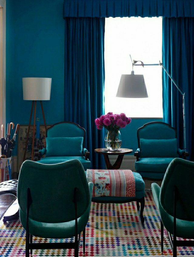 salon idée moderne couleur bleue canapé design pouf bleu design tapis moderne aux motifs lampe moderne et design blanche